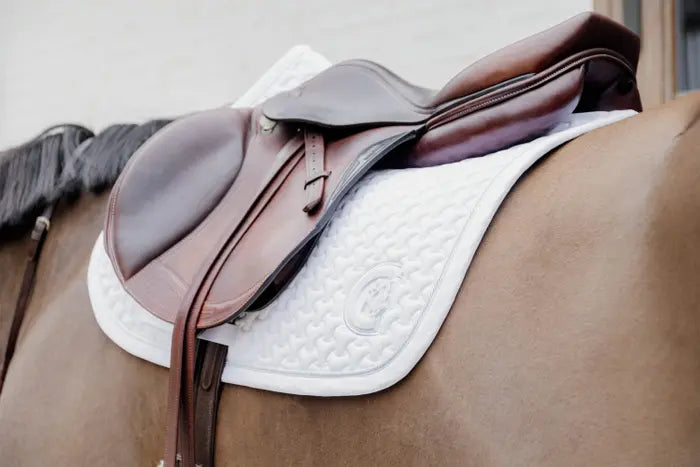 Boomerang Equestrian - Kentucky Saddle Pad Dressage Plaited 3D Logo White