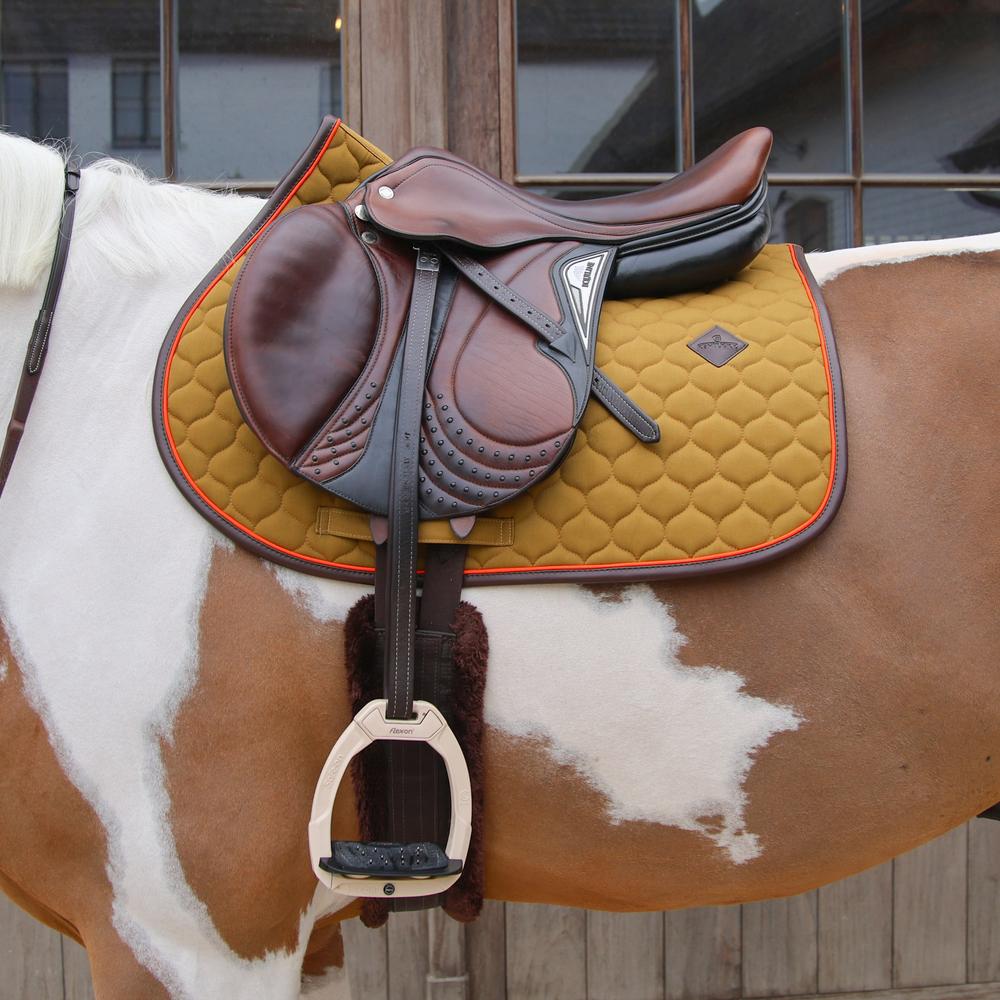 Saddle Pad Onion Quilt Neon Leather Jumping | Kentucky Horsewear | Comfort — Image 11