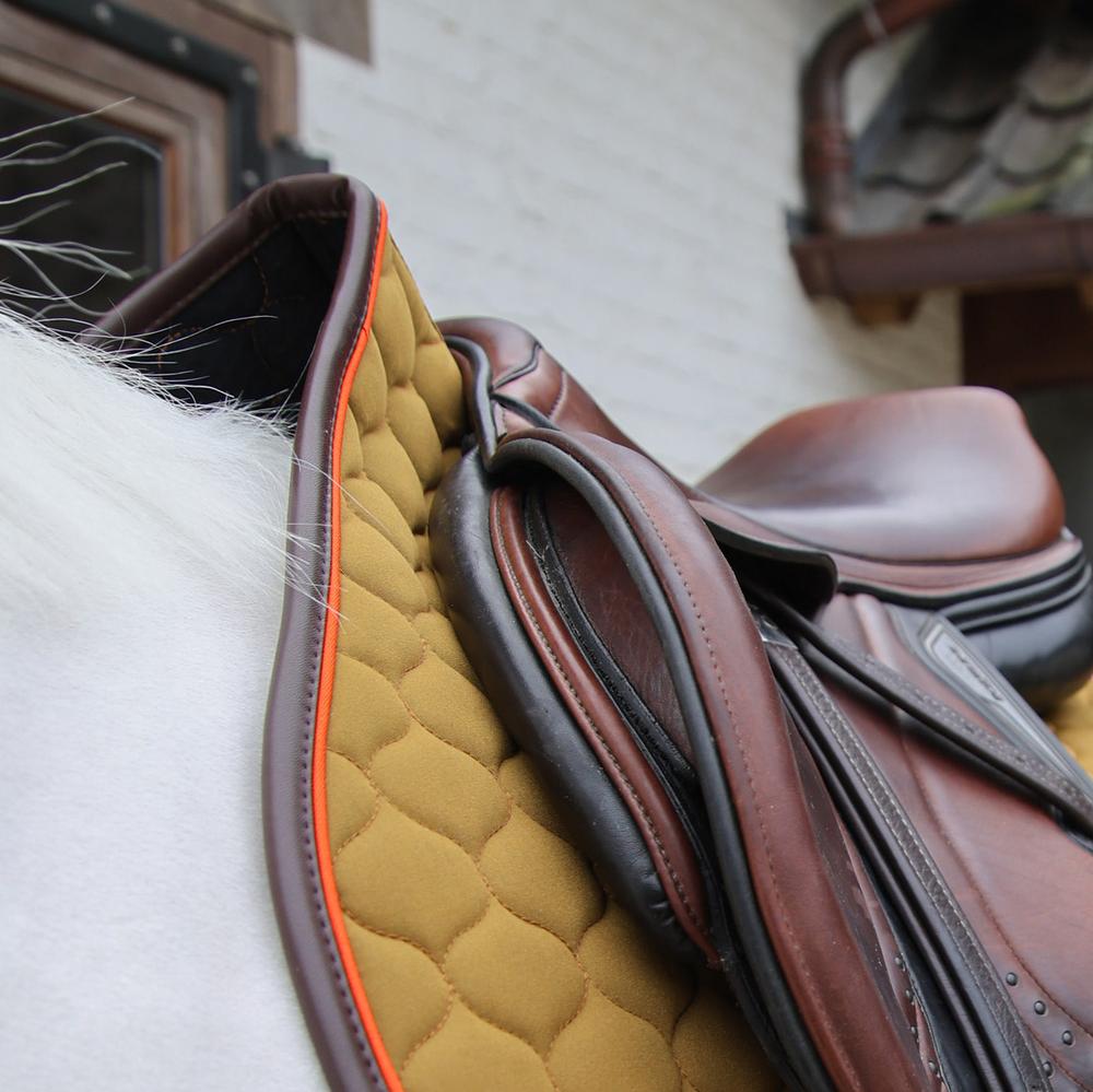 Saddle Pad Onion Quilt Neon Leather Jumping | Kentucky Horsewear | Comfort — Image 19