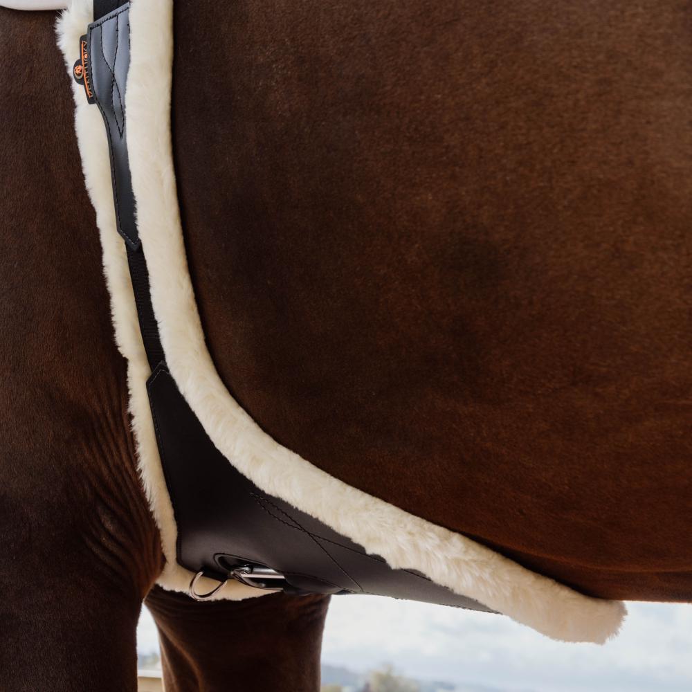 Sheepskin Anatomic Stud Girth | Kentucky Horsewear | Comfort — Image 9