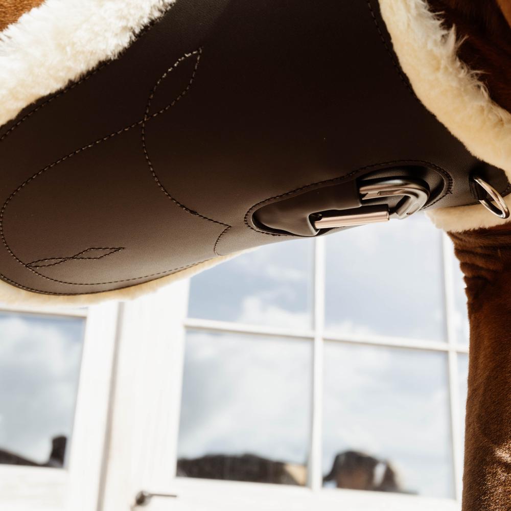 Sheepskin Anatomic Stud Girth | Kentucky Horsewear | Comfort — Image 11