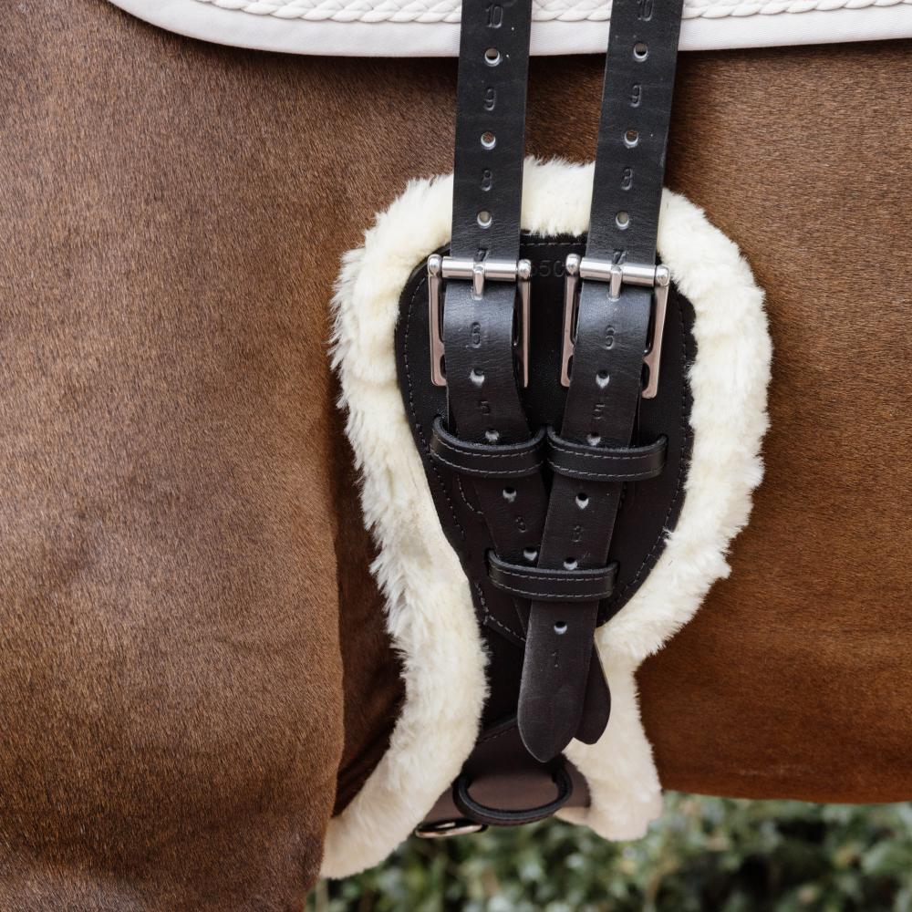 Sheepskin Anatomic Short Girth | Kentucky Horsewear | Comfort — Image 8