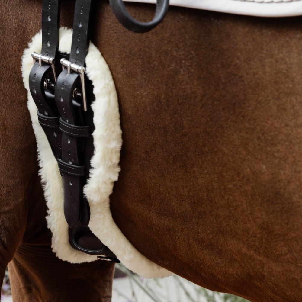 Sheepskin Anatomic Short Girth | Kentucky Horsewear | Comfort — Image 11