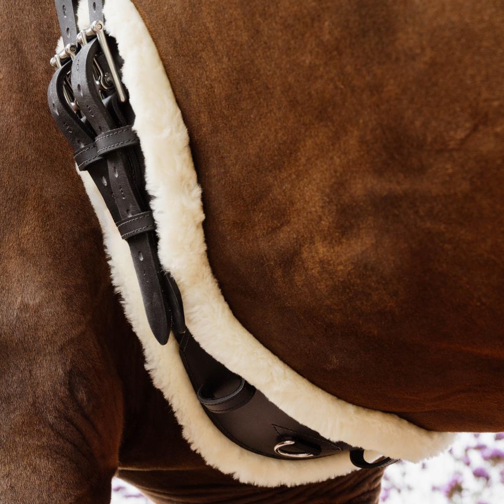 Sheepskin Anatomic Short Girth | Kentucky Horsewear | Comfort — Image 12