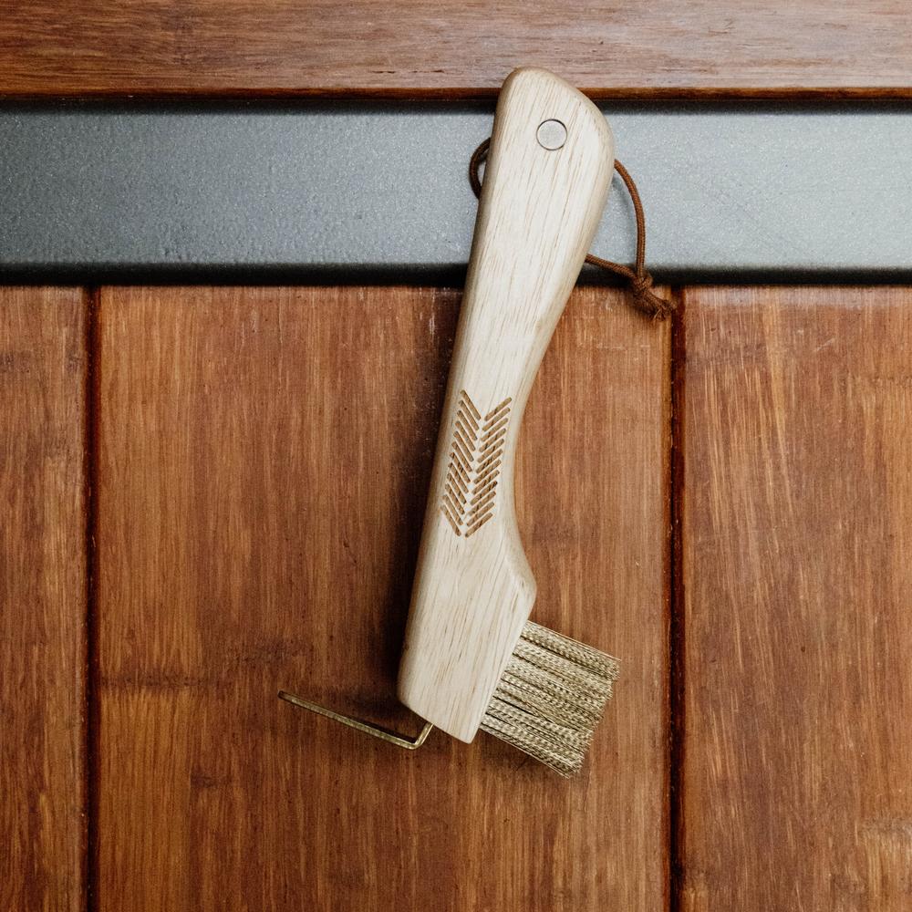 Hoof Pick With Metal Bristle Magnet | Grooming Deluxe | DurableCleaning — Image 2