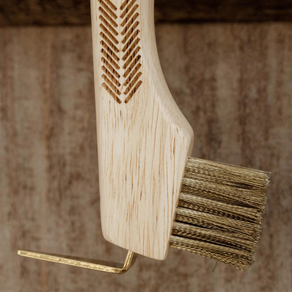 Hoof Pick With Metal Bristle Magnet | Grooming Deluxe | DurableCleaning — Image 3
