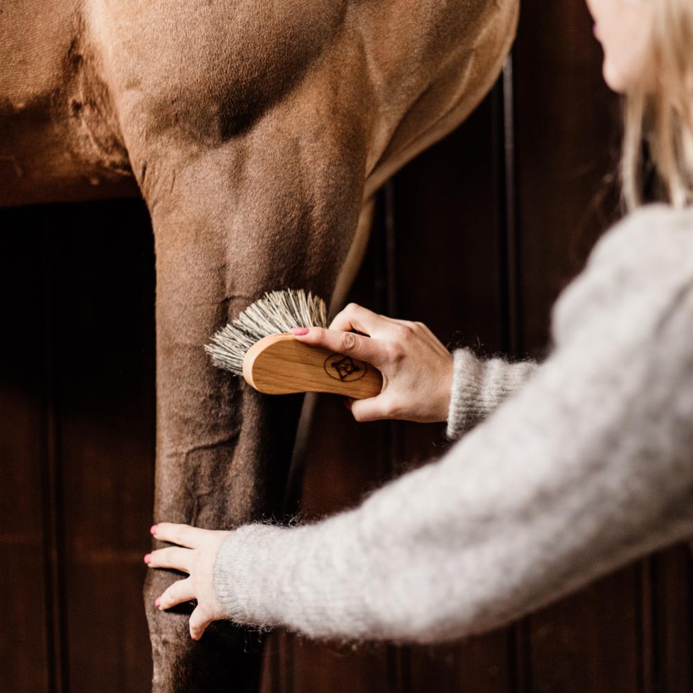 Middle Hard Brush | Grooming Deluxe | Durable — Image 6