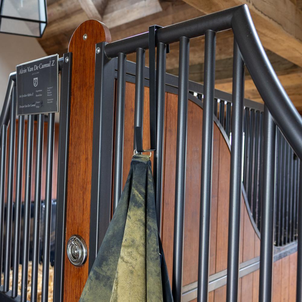 Blanket Holder Hook Matt | Grooming Deluxe | Durable — Image 3