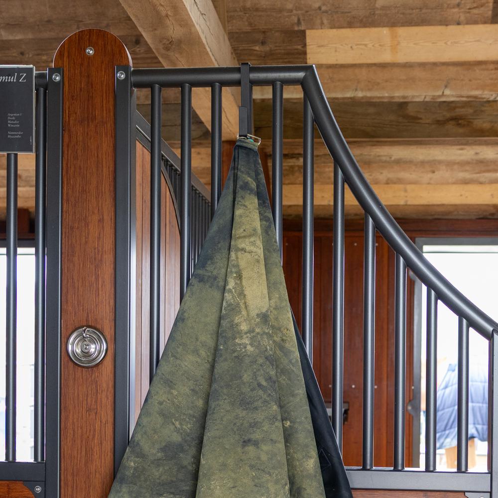 Blanket Holder Hook Matt | Grooming Deluxe | Durable — Image 7