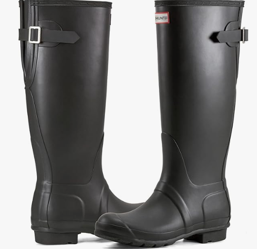 Two navy hunter wellingtons on a white background.